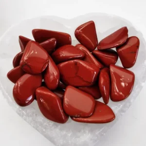 Pierres Jaspe rouge présentées dans une coupelle en forme de coeur