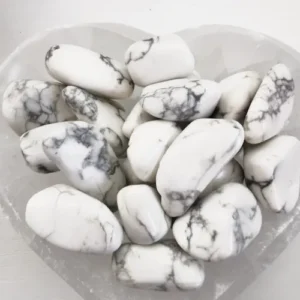 Pierres howlites blanches présentées dans une coupelle en forme de coeur