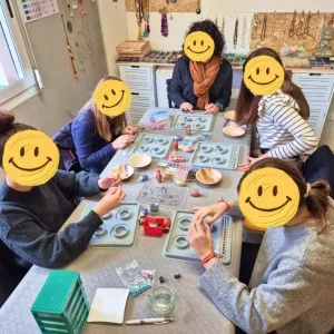 Créations de bracelets personnalisés lors d'un atelier Christa'Lune